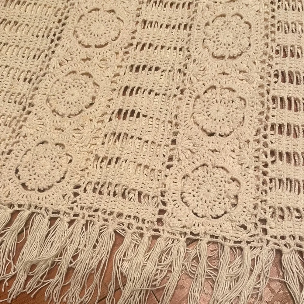 Beautiful Cream colored open weave Crocheted or embroidered Beach cover up - Picture 16 of 17